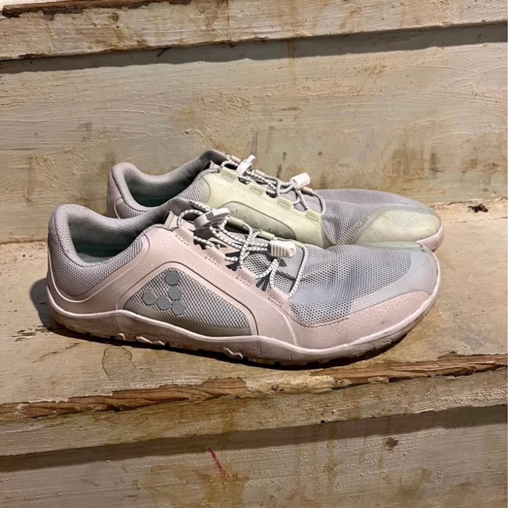 Vivo barefoot Men’s Light Gray and Cream Athletic Shoes